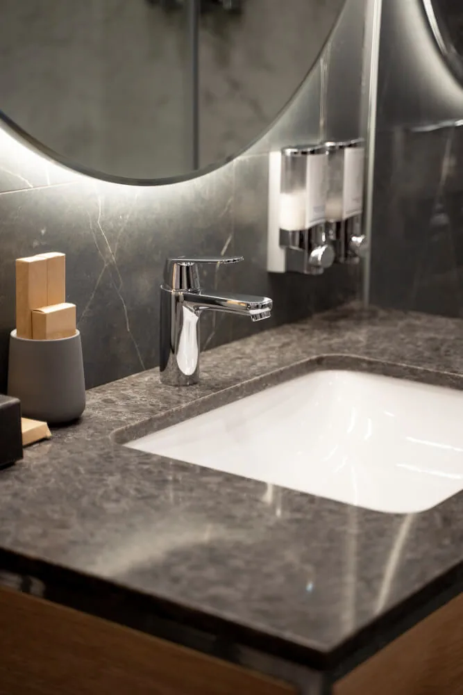 Baño con mesada de piedra y bacha de apoyo