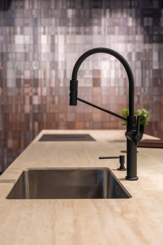 Cocina amplia con mesada de piedra y península