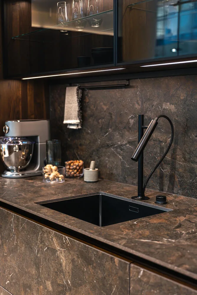 Cocina de diseño con mesada de piedra clara e isla